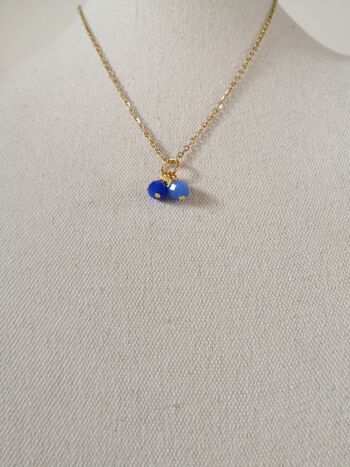 Collier  FINE,  court, doré avec perles de couleurs, tendance, collection hiver. Bleu 2