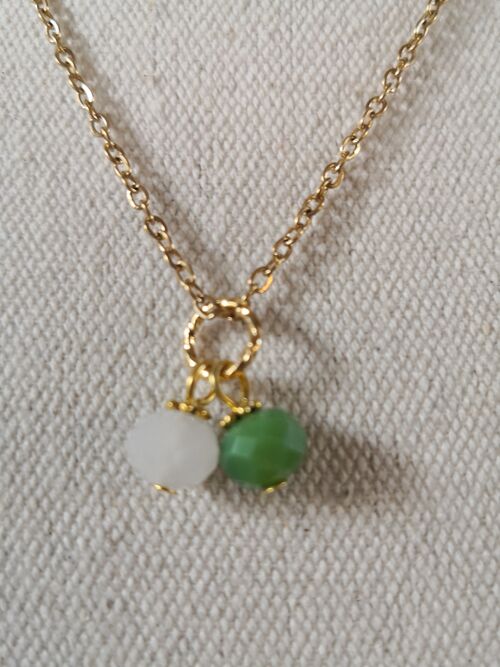 Collier FINE, court, doré avec perles de couleur. Tendance, collection hiver. Vert.