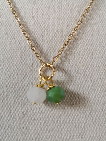 Collier FINE, court, doré avec perles de couleur. Tendance, collection hiver. Vert. 1