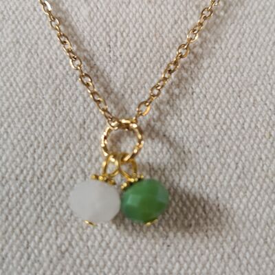 Collana FINE, corta, dorata con perle colorate. Trendy, collezione invernale. Verde.