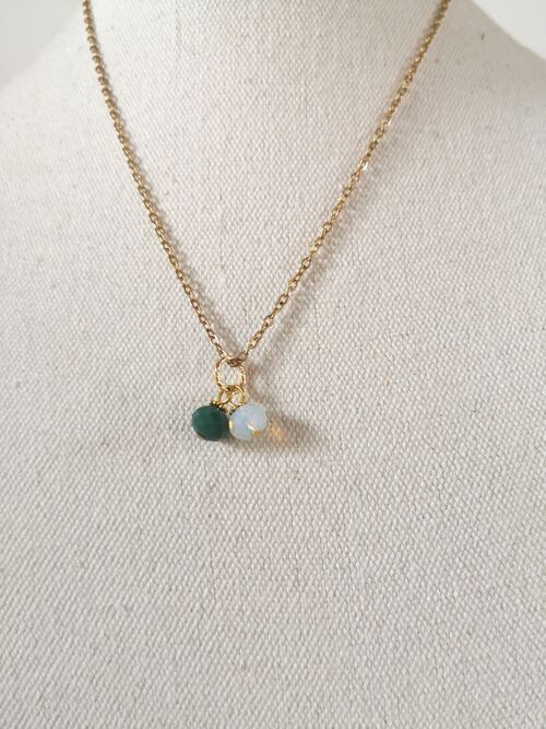 Collier FINE, court, doré avec perles de couleur. Tendance, collection hiver. Vert sapin.