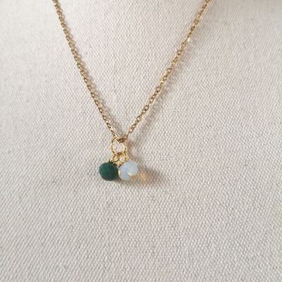 Collana FINE, corta, dorata con perle colorate. Trendy, collezione invernale. Verde pino.