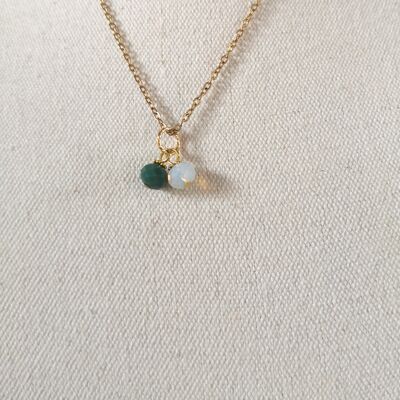 Collana FINE, corta, dorata con perle colorate. Trendy, collezione invernale. Verde pino.