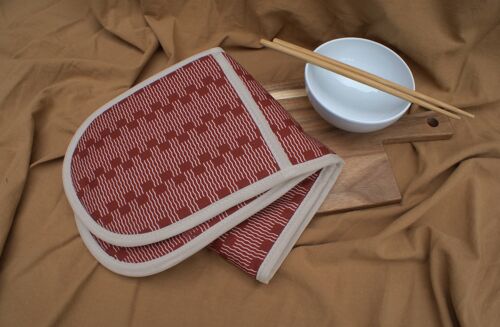 Double Oven Glove in Burgundy Quenington print