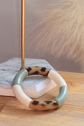 Bracelet en perles tubes acrylique léopard, vert olive et ivoire