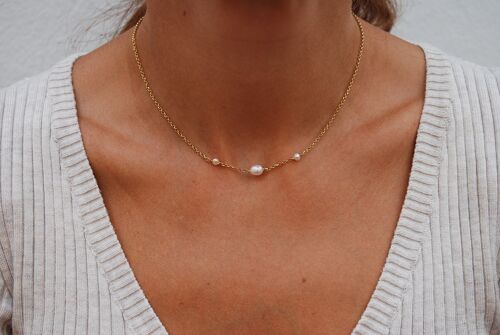 Sterling silver necklace with pearls.