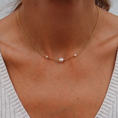 Sterling silver necklace with pearls.