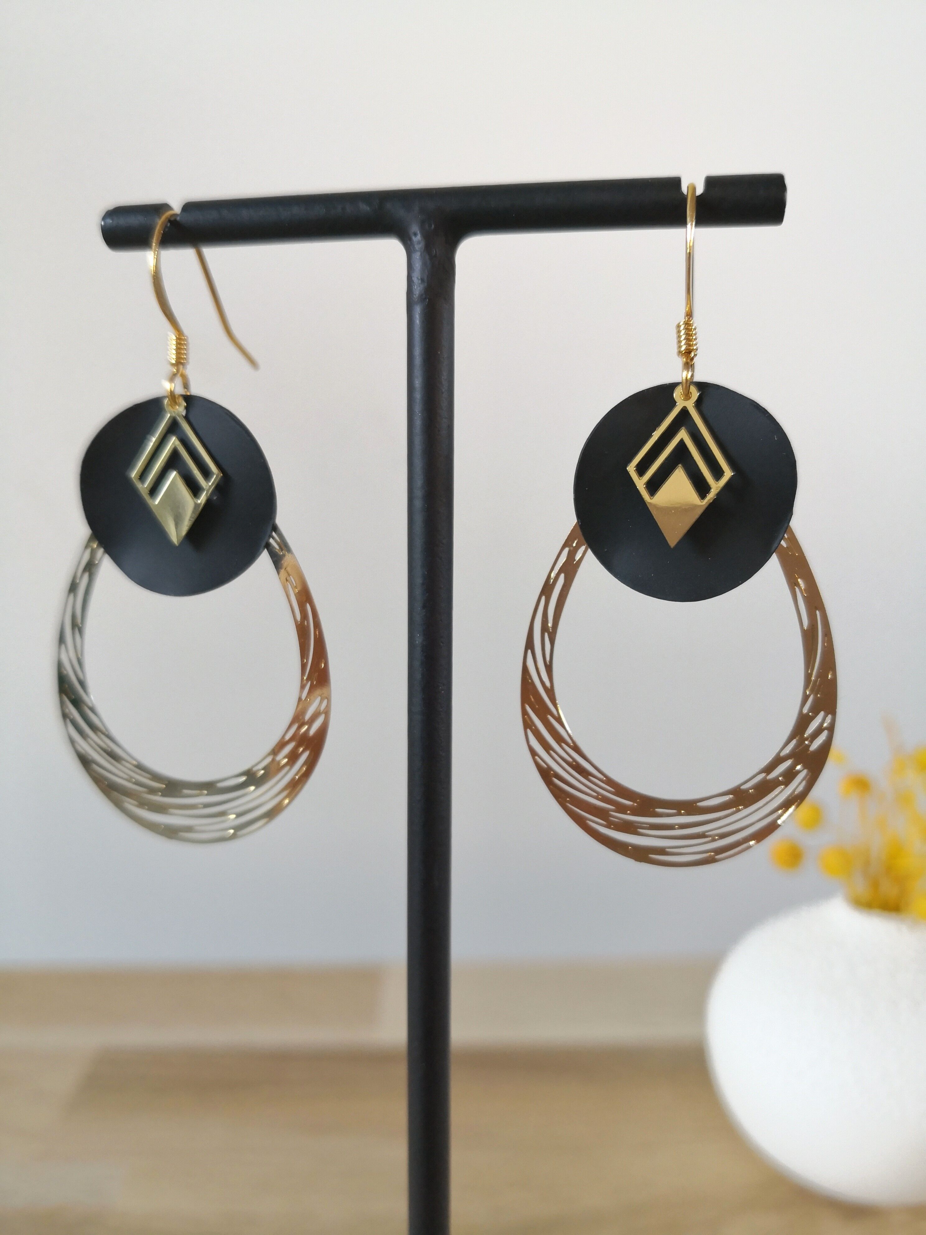 Schwarze DAISY-Ohrringe, zeitlose und grafische Ohrringe. Winterkollektion.