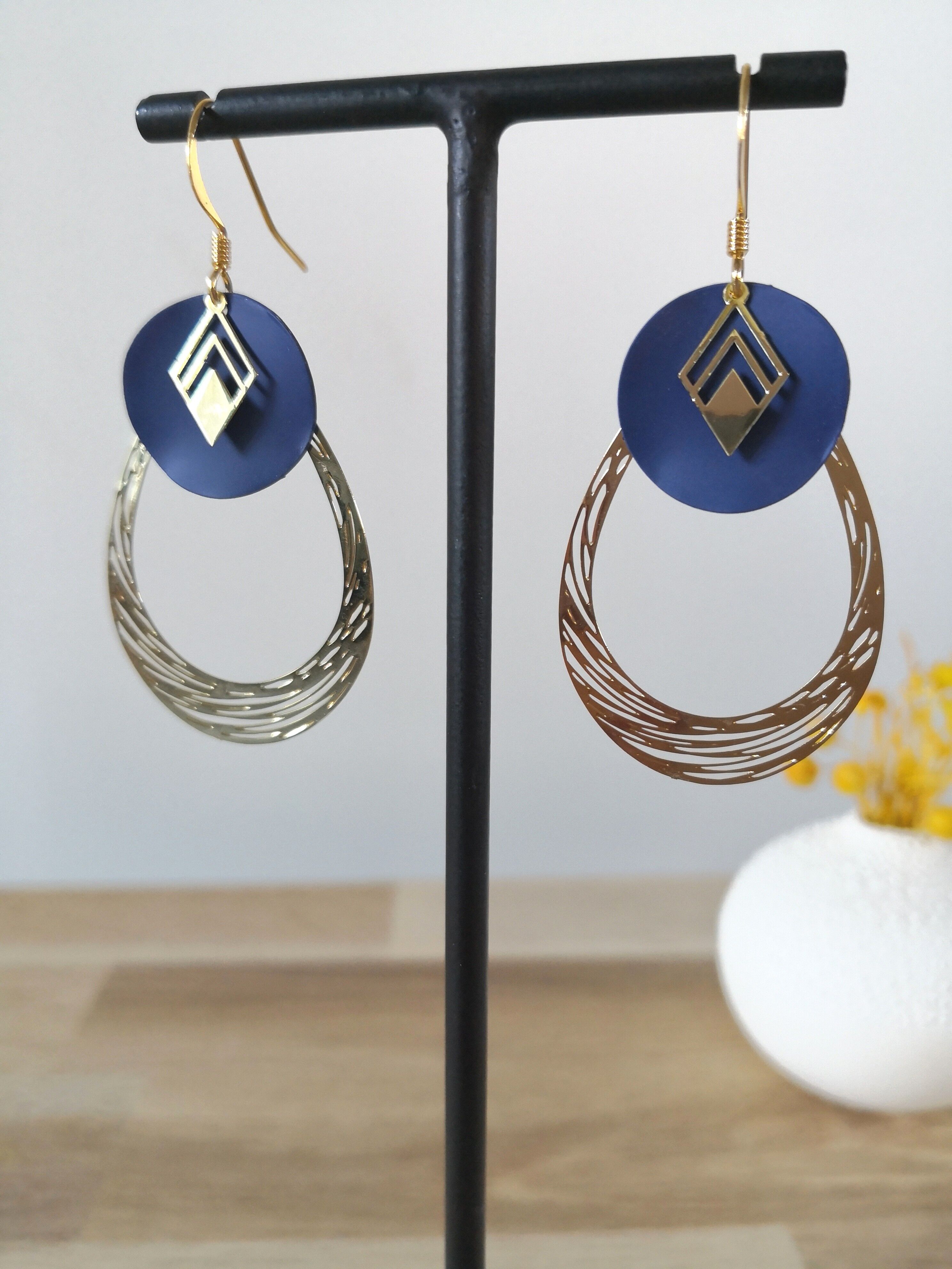 Blaue DAISY-Ohrringe, zeitlose und grafische Ohrringe. Winterkollektion