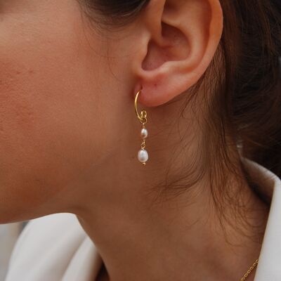 Silver hoops earrings with pearls.