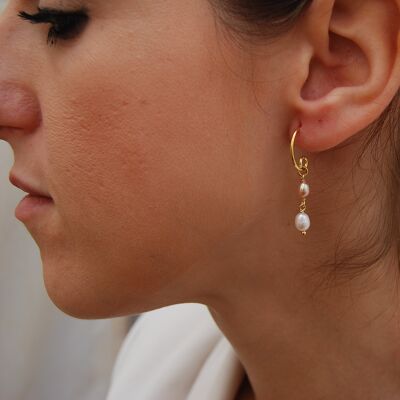 Silver hoops earrings with pearls.