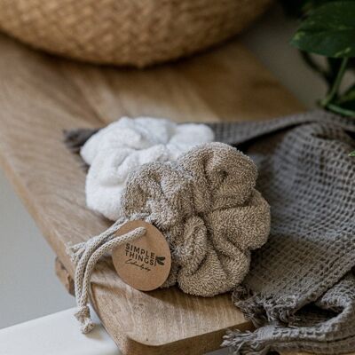 Flor de ducha de rizo de algodón blanco y cordón natural