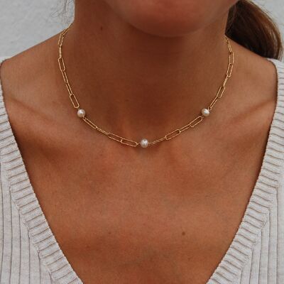 Sterling silver necklace with pearls.