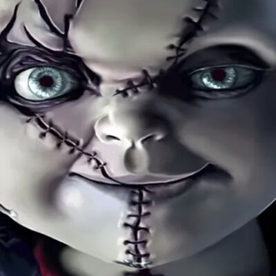 Cartel de metal con la cara de Chucky