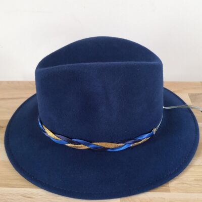 Cappello in feltro, FEDORA con la sua fascia intrecciata. Cappello della collezione invernale in feltro di lana. Blu. Creazione francese.