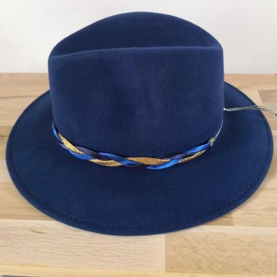 Filzhut, FEDORA mit seinem geflochtenen Stirnband. Hut aus der Winterkollektion aus Wollfilz. Blau. Französische Kreation.