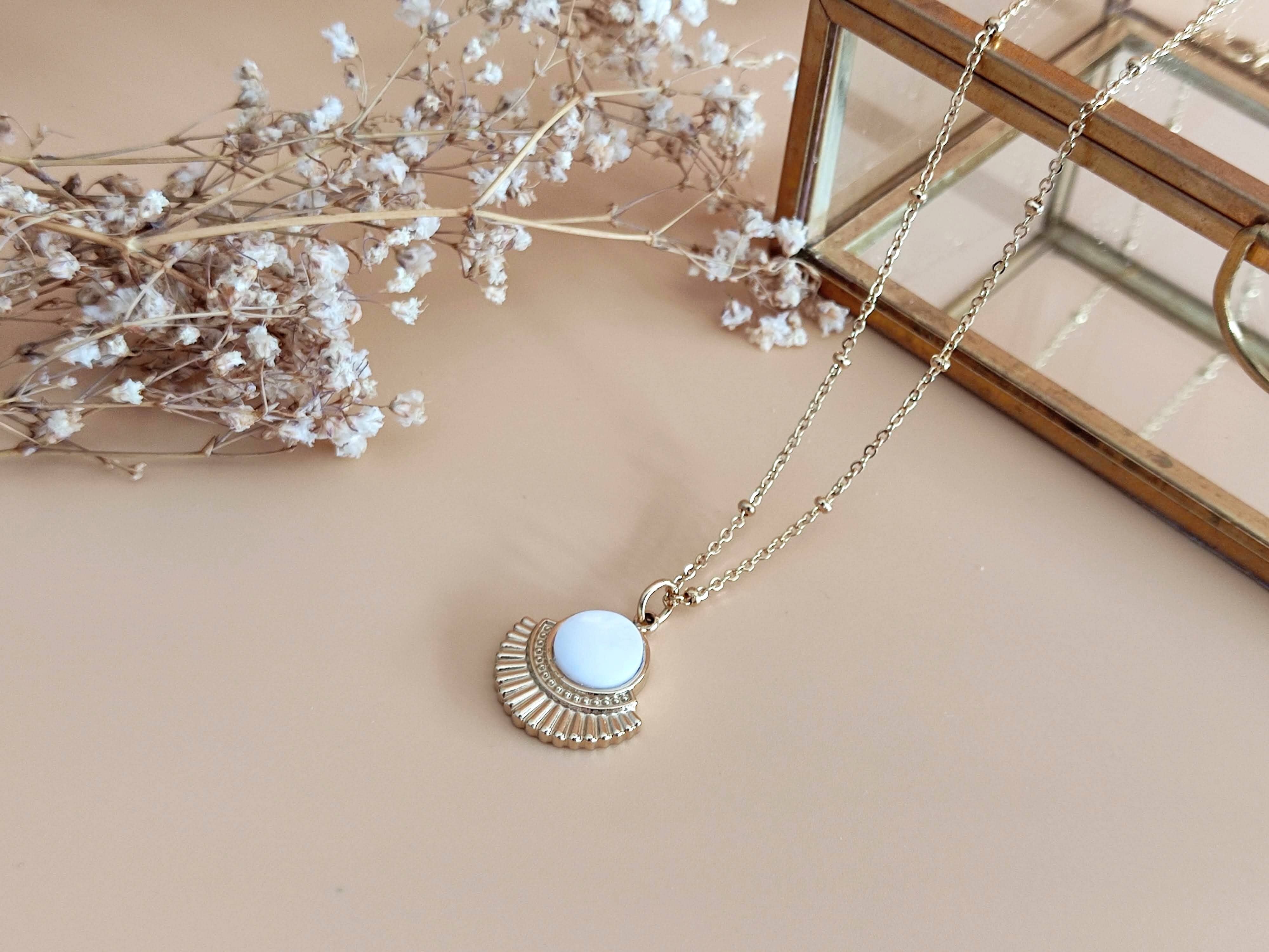 Halskette mit weißem Perlmutt-Anhänger Der heroische