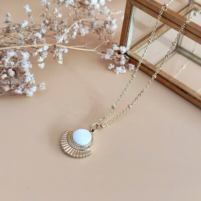 White mother-of-pearl pendant necklace The heroic