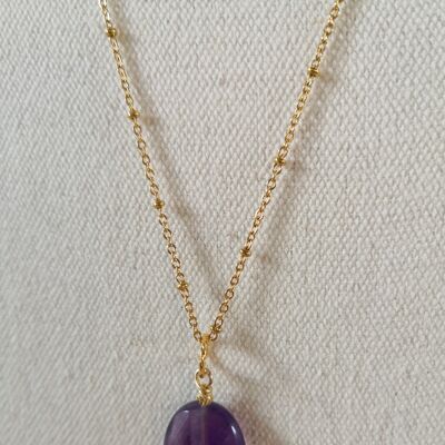 Collar Maud, con su piedra amatista tallada, color violeta. colección de invierno.