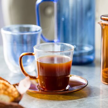 Tasse à thé et soucoupe en verre coloré 1