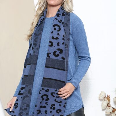 Comoda maglia blu con sciarpa leopardata