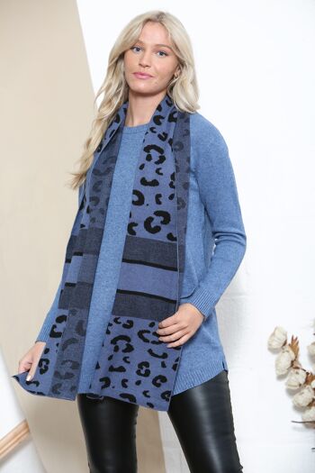 Pull confortable bleu avec foulard léopard 1