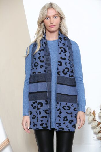 Pull confortable bleu avec foulard léopard 3