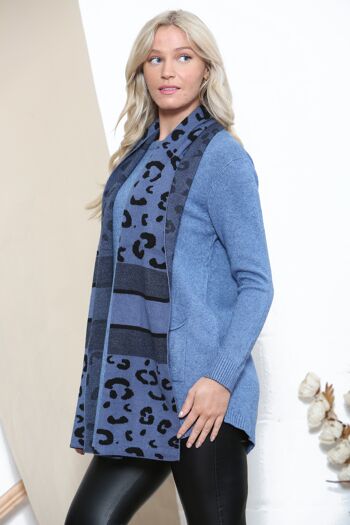 Pull confortable bleu avec foulard léopard 4
