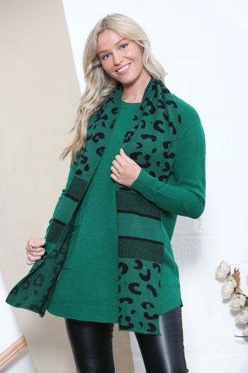 Pull confortable vert avec foulard léopard 1
