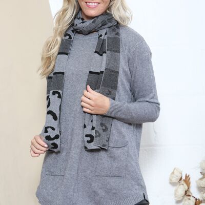 Grey comfortable jumper with leopard scarf