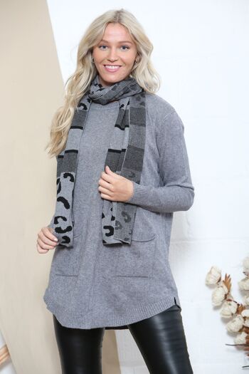 Pull confortable gris avec foulard léopard 1