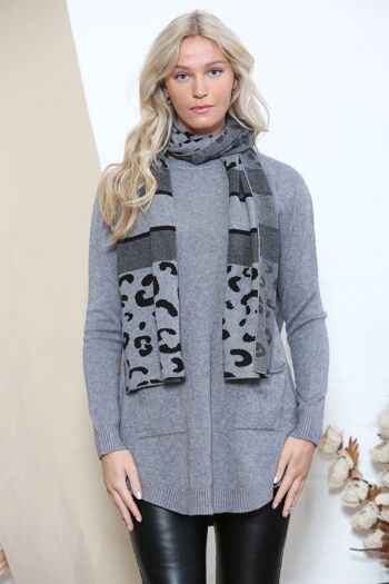 Pull confortable gris avec foulard léopard 4