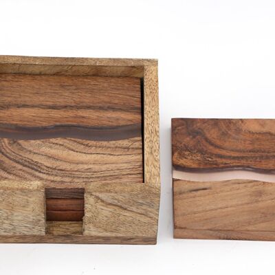 Sottobicchieri in legno con design a onde in un supporto in legno