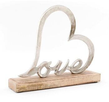 Coeur d'amour en métal sur socle en bois