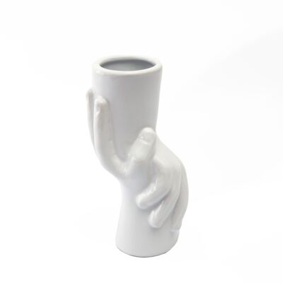 Petit vase en céramique tenant par la main