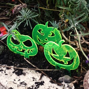 Lot de 3 citrouilles d'Halloween Décoration de jardin SunCatcher Ornements de citrouille fantasmagoriques Piquets de jardin décoratifs, accessoire de jardin extérieur de 10 cm de haut 4