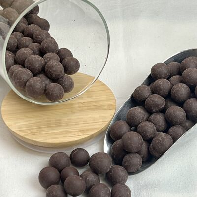 Haselnüsse umhüllt von dunkler Schokolade in großen Mengen