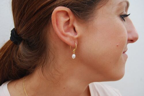 Silver hoops earrings with pearls.