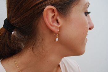 Boucles d'oreilles créoles en argent avec perles. 2