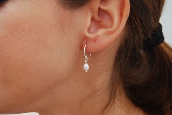 Boucles d'oreilles créoles en argent avec perles. 4