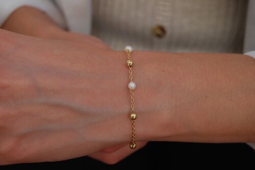 Silver 925 bracelet with pearls and balls.