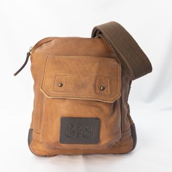 Bandoulière "Leather Flat Tablet CrossBody" avec détails de bâche de camion recyclée 1