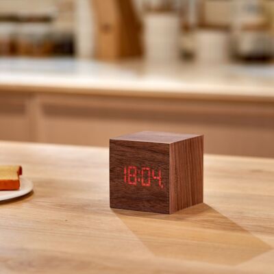 Cube Plus Orologio in legno di noce naturale