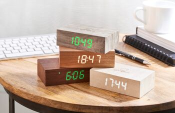 Flip Cilck Clock (UK Award Winner) LED verte/noyer naturel 2