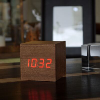 Horloge Cube Click en bois (notre horloge cube classique originale, produit le plus vendu de notre catalogue depuis 2011) Noyer / LED ROUGE