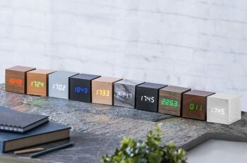 Horloge cube en bois Click (notre horloge cube classique originale, produit le plus vendu de notre catalogue depuis 2011) LED noire / bleue 2