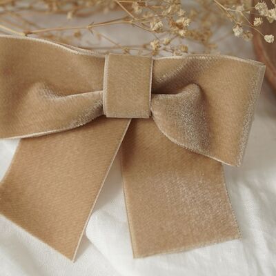 Alma Velvet Bow Hair Clip Beige