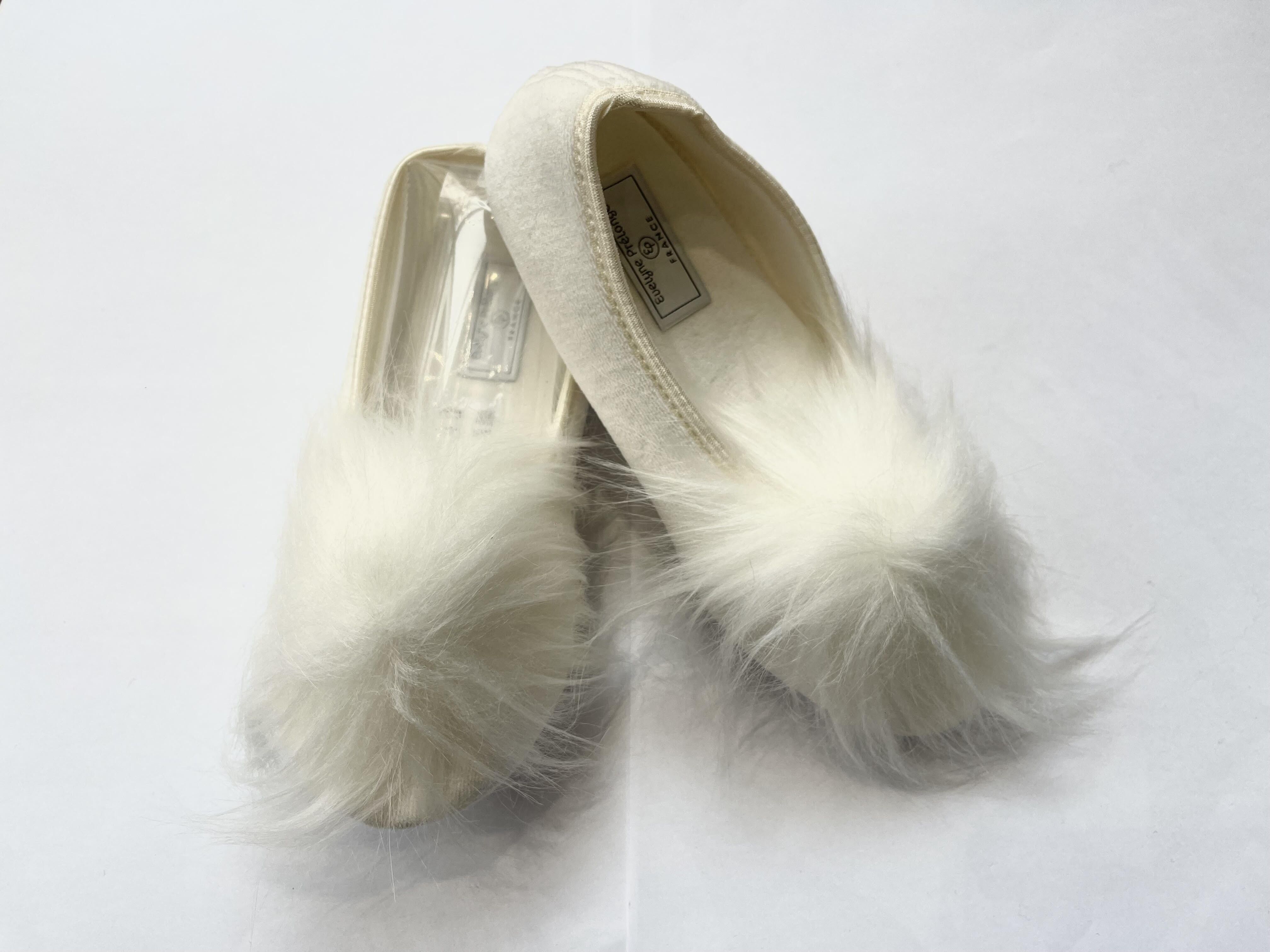 Ballerinas aus Samt für den Innenbereich mit Bommel aus elfenbeinfarbenem Himalaya-Kunstpelz