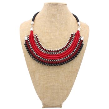 Collier tendance rouge et noir ÚTICA orné de perles et de chaînes 3