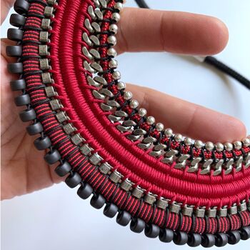 Collier tendance rouge et noir ÚTICA orné de perles et de chaînes 4